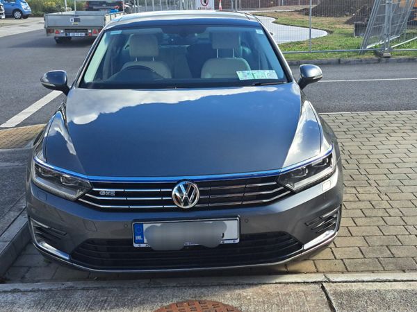 Volkswagen Passat Saloon, Petrol Hybrid, 2017, Grey