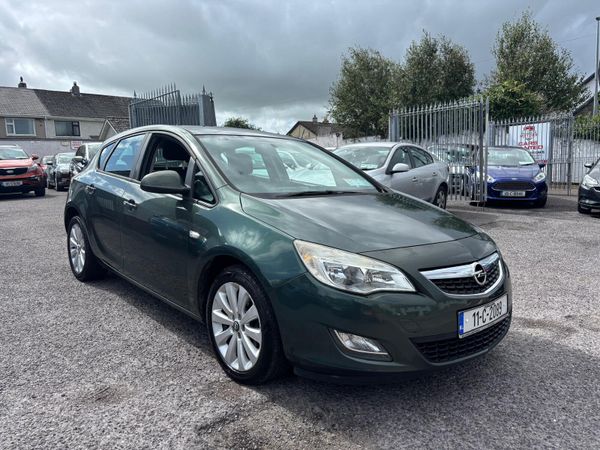 Opel Astra Hatchback, Petrol, 2011, Green