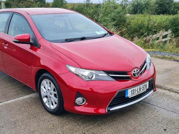 Toyota Auris Hatchback, Diesel, 2013, Red