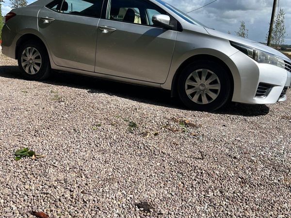 Toyota Corolla Saloon, Diesel, 2014, Silver