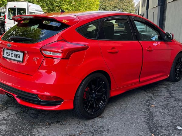 Ford Focus Hatchback, Petrol, 2015, Red