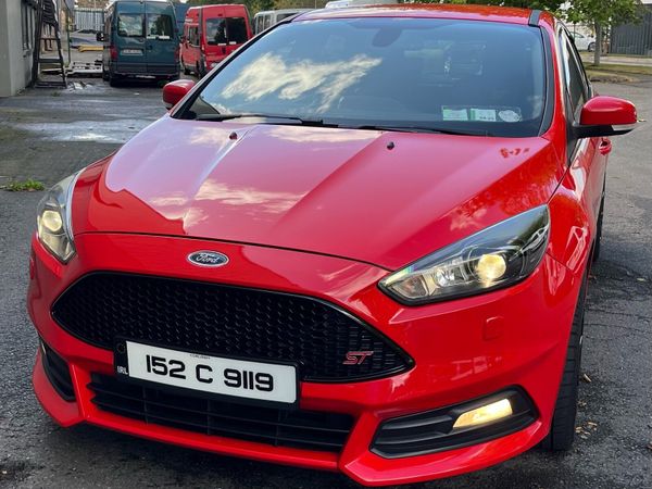 Ford Focus Hatchback, Petrol, 2015, Red