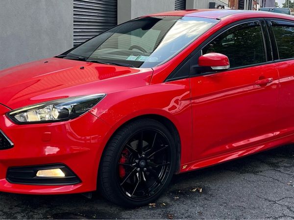 Ford Focus Hatchback, Petrol, 2015, Red
