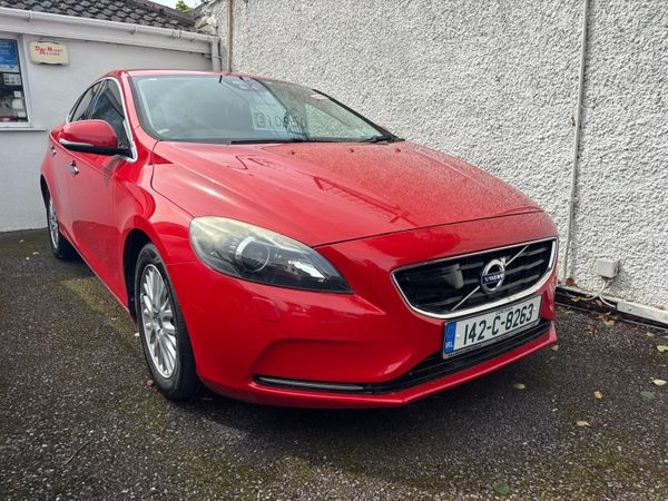Volvo V40 Hatchback, Petrol, 2014, Red