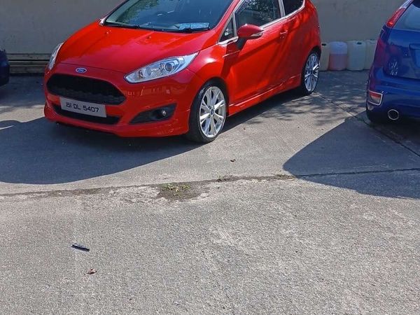 Ford Fiesta Hatchback, Petrol, 2015, Red