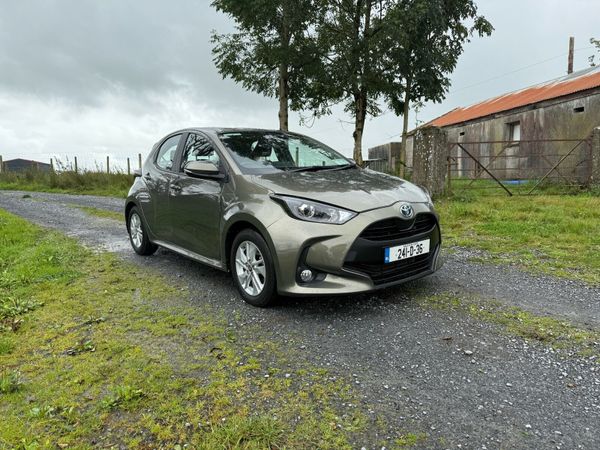 Toyota Yaris Hatchback, Petrol Hybrid, 2024, Green