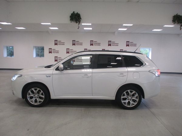 Mitsubishi Outlander SUV, Petrol Plug-in Hybrid, 2015, White