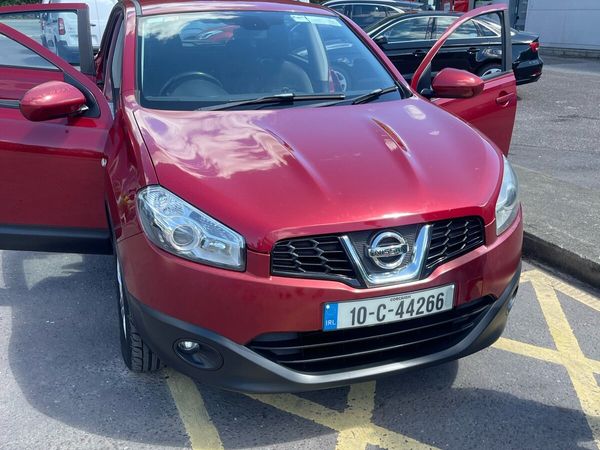 Nissan Qashqai Hatchback, Diesel, 2010, Red