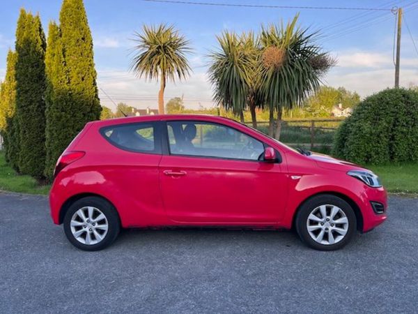 Hyundai i20 Hatchback, Petrol, 2013, Red