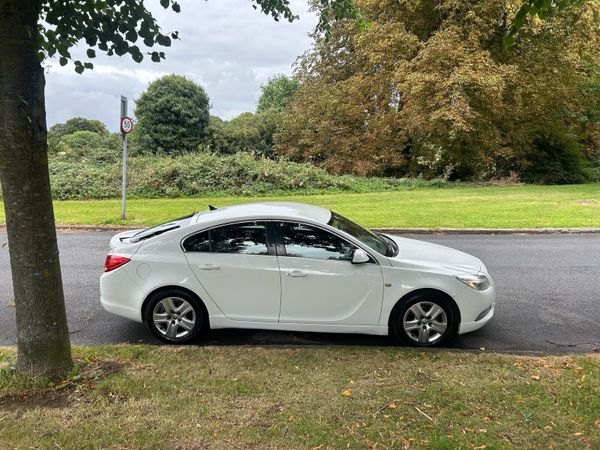 Vauxhall Insignia Hatchback, Diesel, 2011, White