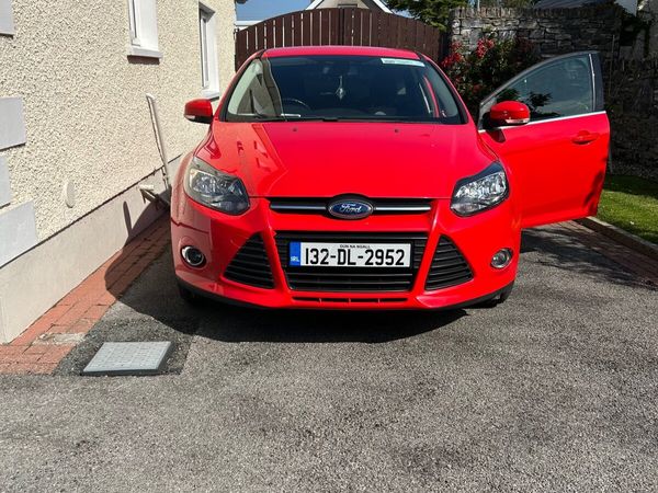 Ford Focus Hatchback, Petrol, 2013, Red