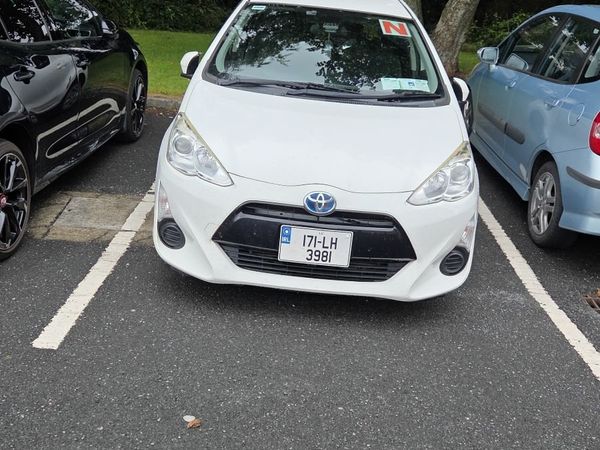 Toyota Aqua Hatchback, Petrol Hybrid, 2017, White