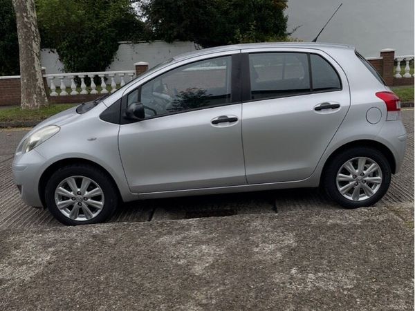 Toyota Yaris Hatchback, Petrol, 2011, Silver
