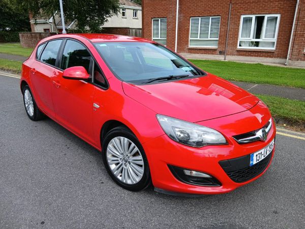 Vauxhall Astra Hatchback, Petrol, 2013, Red