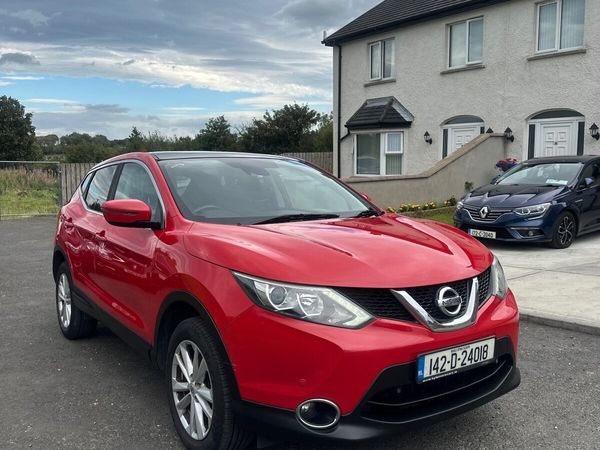 Nissan Qashqai Hatchback, Diesel, 2014, Red