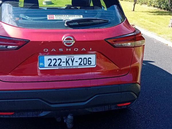 Nissan Qashqai MPV, Petrol, 2022, Red