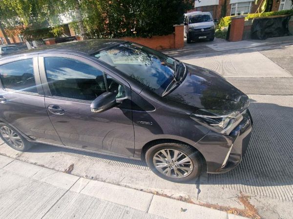 Toyota Yaris MPV, Petrol Hybrid, 2018, Grey