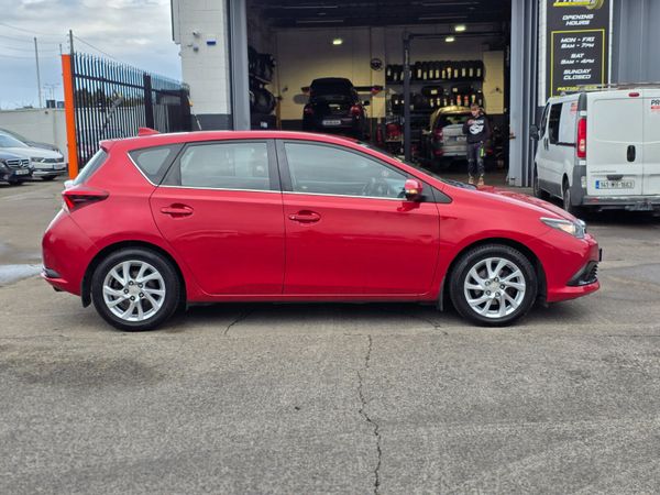 Toyota Auris Hatchback, Petrol, 2016, Red