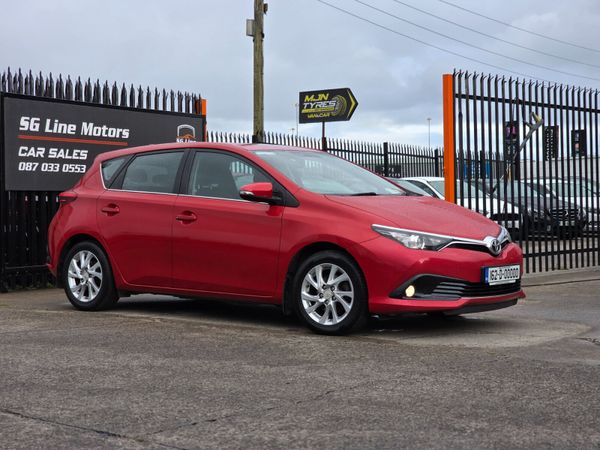 Toyota Auris Hatchback, Petrol, 2016, Red