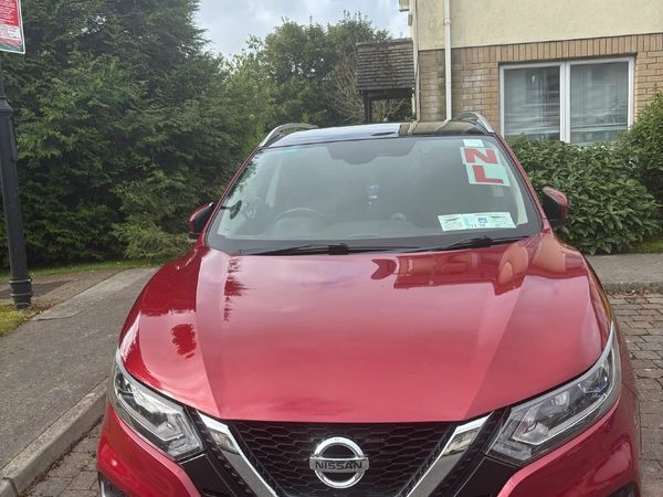 Nissan Qashqai MPV, Petrol, 2019, Red