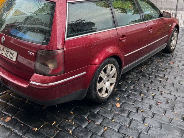 Volkswagen Passat Saloon, Diesel, 2003, Red