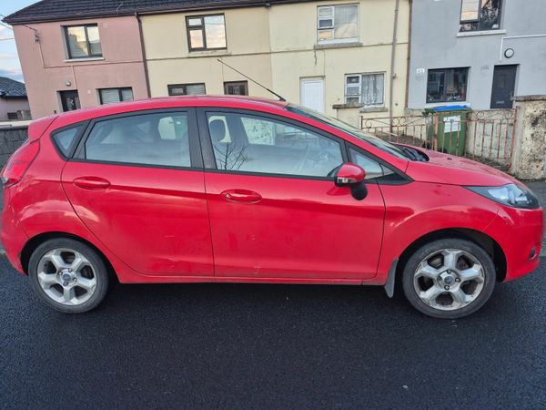 Ford Fiesta Hatchback, Diesel, 2011, Red