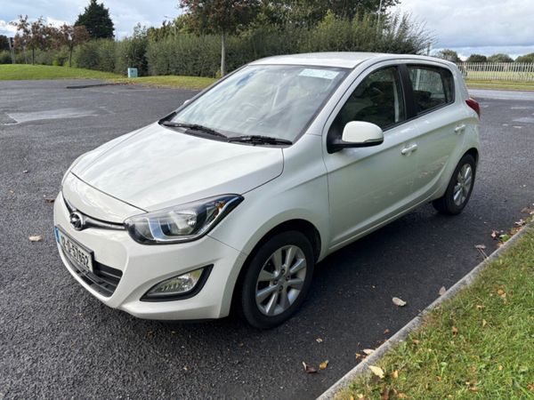 Hyundai i20 Hatchback, Petrol, 2012, White