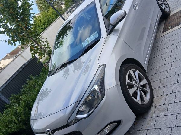 Hyundai i20 Hatchback, Petrol, 2015, Silver