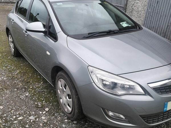 Opel Astra Hatchback, Petrol, 2012, Silver