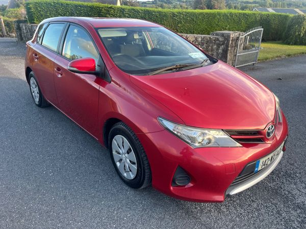Toyota Auris Hatchback, Diesel, 2014, Red