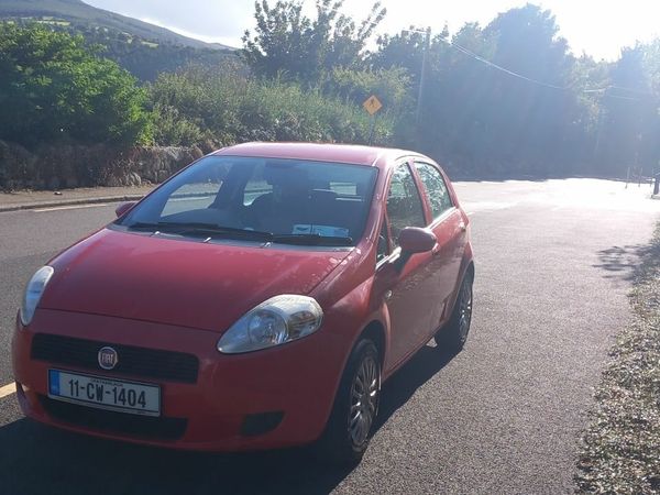 Fiat Punto Hatchback, Petrol, 2011, Red