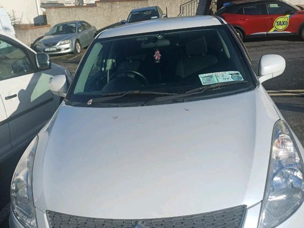 Suzuki Swift Hatchback, Petrol, 2015, White