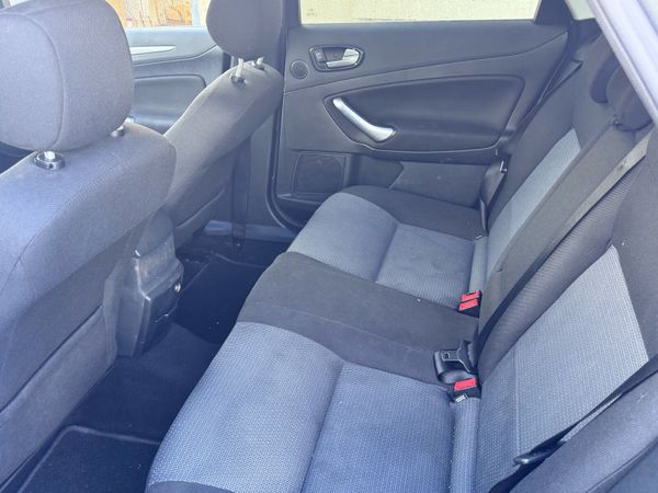 Ford Mondeo Saloon, Diesel, 2010, Silver