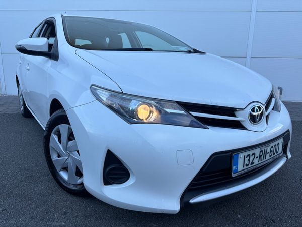 Toyota Auris Hatchback, Petrol, 2013, White
