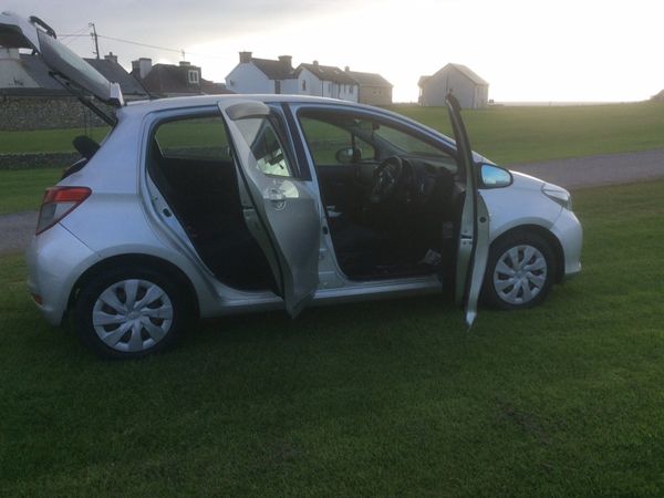 Toyota Yaris Hatchback, Petrol, 2012, Silver