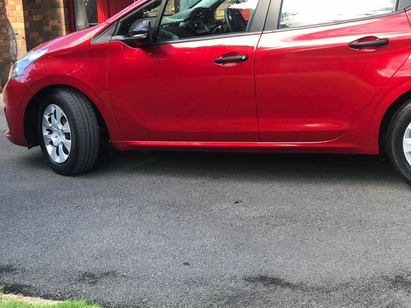 Peugeot 208 Hatchback, Diesel, 2015, Red