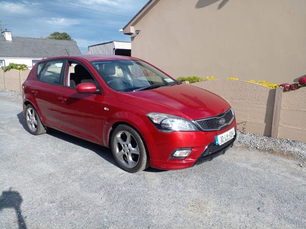 Kia Ceed Hatchback, Diesel, 2010, Red