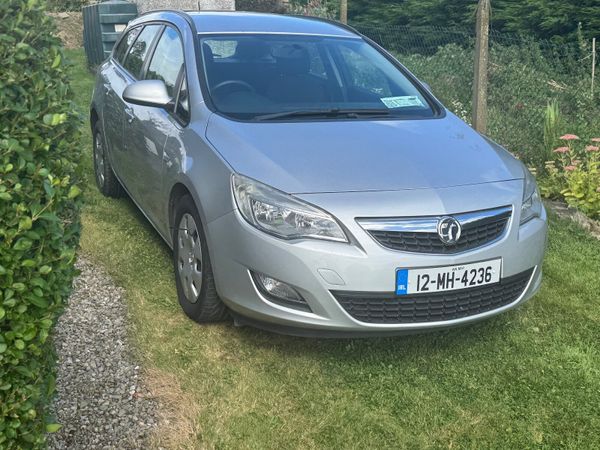 Vauxhall Astra Hatchback, Diesel, 2012, Silver