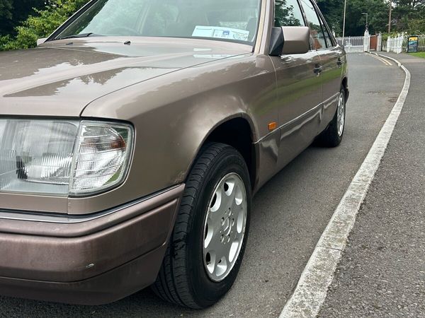 Mercedes-Benz E-Class Saloon, Petrol, 1994, Brown