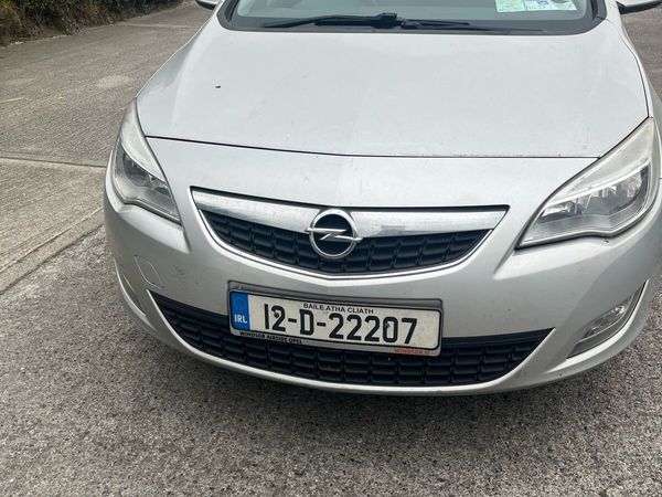 Opel Astra Hatchback, Petrol, 2012, Silver