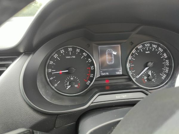 Skoda Octavia Saloon, Diesel, 2015, Grey