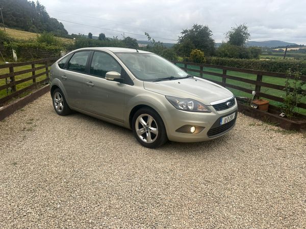 Ford Focus Hatchback, Petrol, 2010, Gold