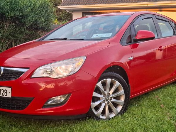 Vauxhall Astra Hatchback, Petrol, 2012, Red
