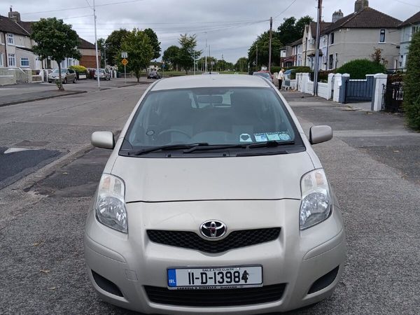 Toyota Yaris Hatchback, Petrol, 2011, Gold