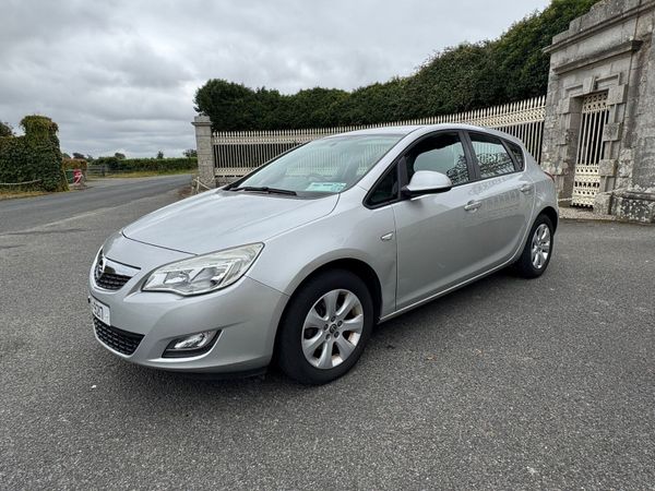 Opel Astra Hatchback, Petrol, 2011, Silver