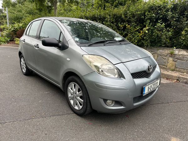 Toyota Yaris Hatchback, Petrol, 2011, Silver