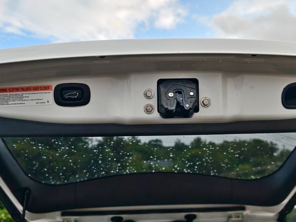 Mitsubishi Outlander SUV, Petrol Plug-in Hybrid, 2016, White