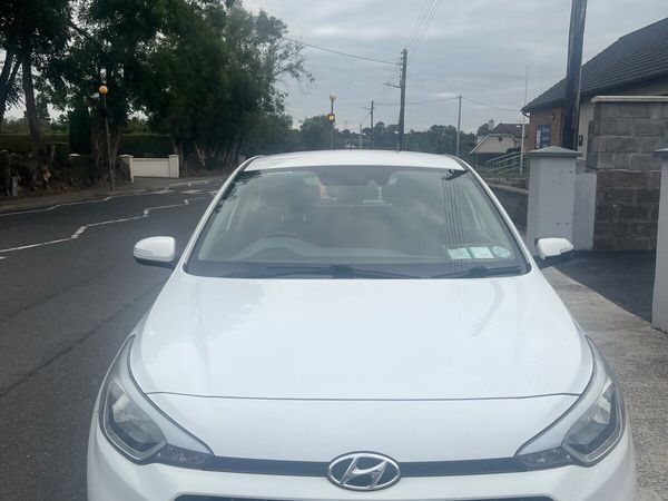 Hyundai i20 Hatchback, Petrol, 2015, White
