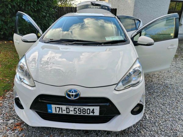 Toyota Aqua Hatchback, Petrol Hybrid, 2017, White