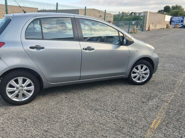 Toyota Yaris Hatchback, Petrol, 2011, Silver